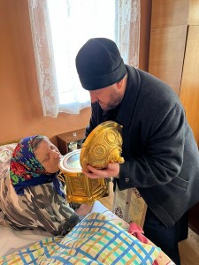 Ковчег с частицами мощей святой блаженной Матроны Московской посетил отделения для пожилых людей